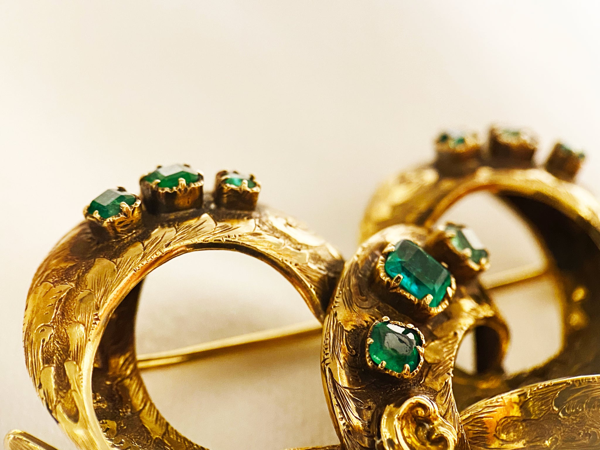 ヴィクトリアン エメラルドゴールドブローチ – Antique MJQ